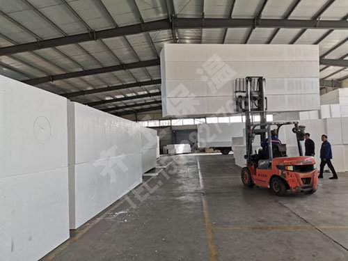  如何對擠塑板進行現場的施工操作呢？