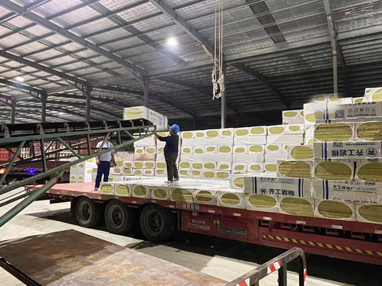 齊工巖棉發貨現場